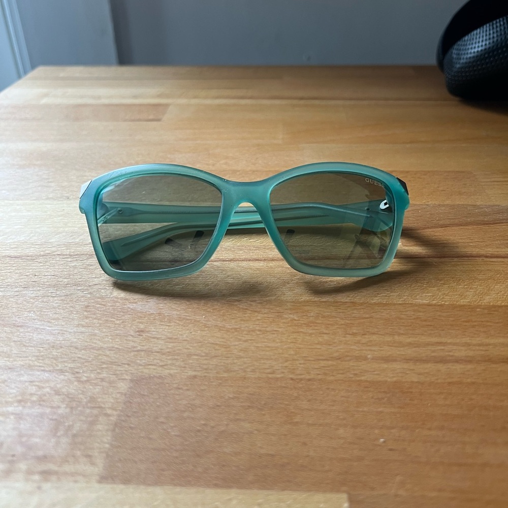 💐 Guess Seafoam Cateye Sunglasses for Women - Picture 4 of 12